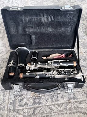Yamaha YCL-250 Bb Student Clarinet with Case - Black & Silver